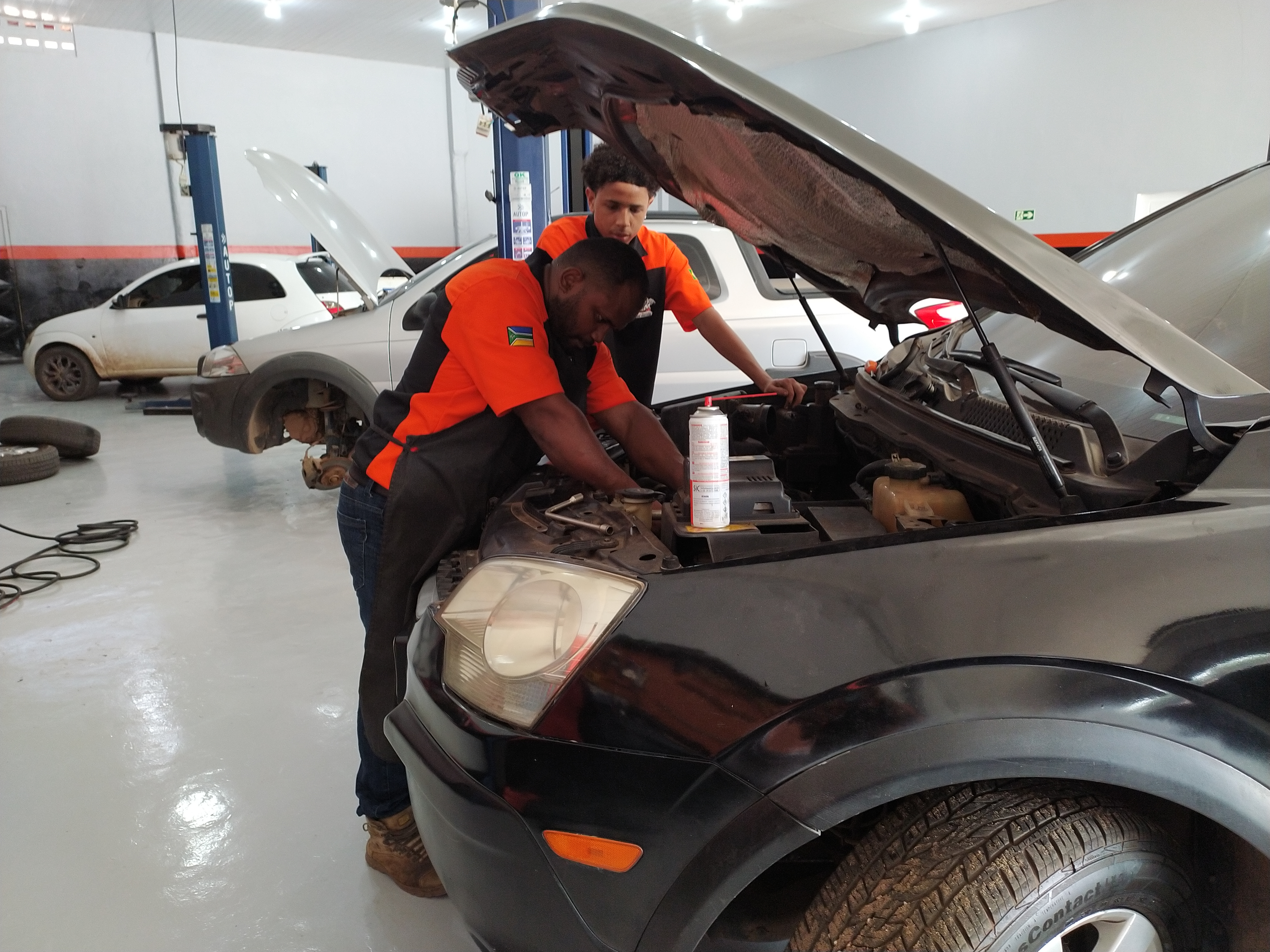 Mecânico trabalhando na Garagem Auto Car